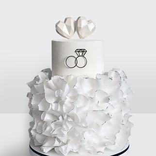 0 Свадебный торт с обручальными кольцами, драпировкой и инициалами