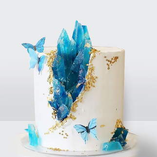 0 Свадебный торт с сердцами из кристаллов и синими бабочками с эффектным декором и сказочной композицией