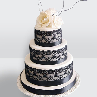 0 Свадебный торт с черным кружевом и розами с контрастным декором и утончённой композицией оформления