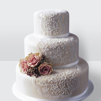 0 Свадебный торт с кружевом и розами с изящным декором и утончённой композицией оформления