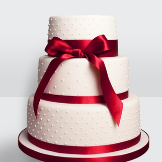 0 Свадебный торт с красными лентами с эффектным декором и выразительной композицией оформления