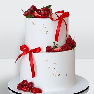 0 Свадебный торт с красными лентами клубникой и малиной с эффектным декором и яркой ягодной композицией
