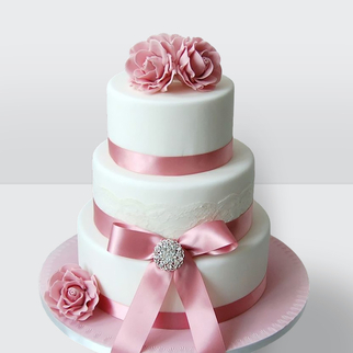 0 Свадебный торт с розовыми лентами бантом и розами с нежным декором и романтичной композицией