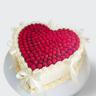 0 Свадебный торт ламбет в форме сердца с белыми лентами и малиной с изящным декором и романтичной композицией