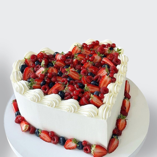 0 Свадебный торт ламбет в форме сердца с лесными ягодами с изящным декором и романтичной композицией