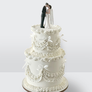 0 Свадебный торт с фигурками жениха и невесты 2 яруса ламбет с изящным декором и классической композицией