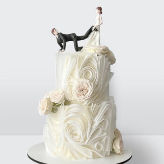 0 Свадебный торт с фигурками жениха и невесты 2 яруса ламбет с розами с изящным декором и классической композицией