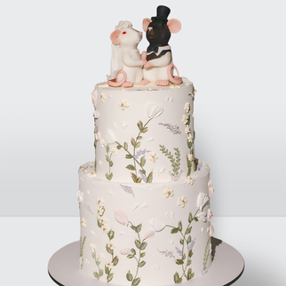 0 Свадебный торт с фигурками жениха и невесты 2 яруса цветы и мыши с оригинальным декором и игривой композицией