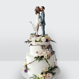 0 Свадебный торт с фигурками жениха и невесты 2 яруса с розами с романтичным декором и гармоничной композицией