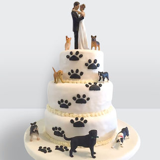 0 Свадебный торт с фигурками жениха и невесты 3 яруса с собаками с оригинальным декором и трогательной композицией