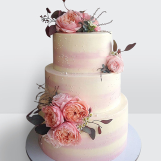 Торт с розами из мастики 3 яруса с изящным декором и детализированной цветочной композицией