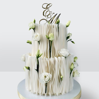 Торт с розами инициалами с оборкой из рисовой бумаги с изящным декором и персонализированной композицией