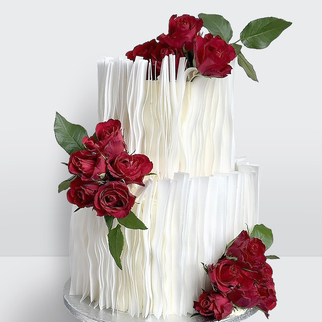 Торт с красными розами с оборкой из рисовой бумаги с эффектным декором и плавными линиями оформления