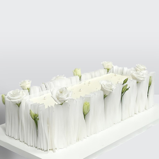 Торт с розами с оборкой из рисовой бумаги квадратный с воздушным декором и плавными линиями оформления