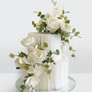 Торт с розами с оборкой из рисовой бумаги 2 яруса с воздушным декором и плавными линиями оформления