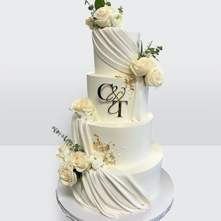 Торт с розами с инициалами с драпировкой 4 яруса с изящным декором и персонализированной композицией