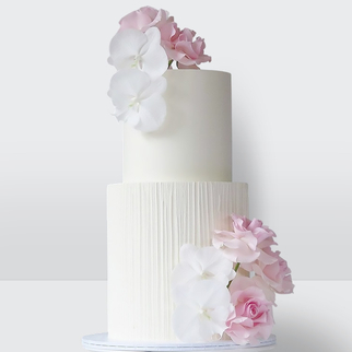 Торт с цветами розовыми с нежным декором и гармоничной цветочной композицией