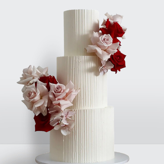 Торт с розами 3 яруса с нежным декором и гармоничной цветочной композицией
