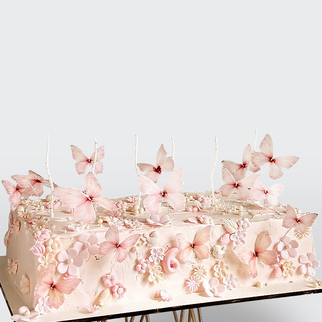 Торт с цветами и бабочками розовый квадратный с нежным декором и гармоничной композицией