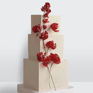 Торткуб с красными цветами 3 яруса с эффектным декором и выразительной цветочной композицией