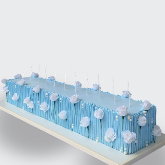 Торт с розами голубой квадратный с нежным декором и аккуратной геометрией формы