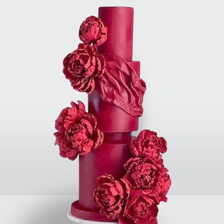 Торт с красными пионами 3 яруса с драпировкой с эффектным декором и выразительной композицией