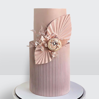 Торт с цветами розовыми с нежным декором и гармоничной цветочной композицией