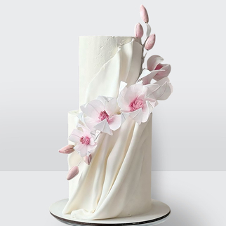 Торт с лилиями и драпировкой с изящным декором и утонченной цветочной композицией