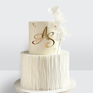 Торт с цветами с инициалами с драпировкой с изящным декором и персонализированной композицией