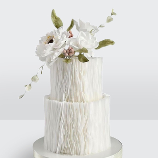 Торт с белыми пионами и драпировкой из рисовой бумаги с нежным декором и плавными линиями оформления