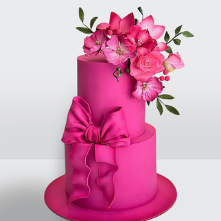 Торт с розами и бантом из мастики с изящным декором и гармоничной композицией оформления