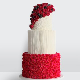 Торт с красными розами драпировкой из рисовой бумаги 3 яруса с эффектным декором и плавными линиями оформления