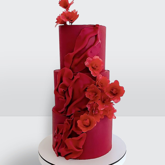 Торт с красными цветами и драпировкой 3 яруса с эффектным декором и выразительной композицией