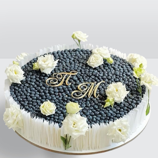 Торт с розами и голубикой с драпировкой с изящным декором и гармоничной композицией оформления