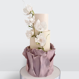Торт с лилиями и драпировкой с изящным декором и утонченной цветочной композицией