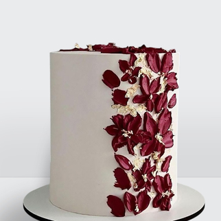 Торт с красными цветами с эффектным декором и выразительной цветочной композицией