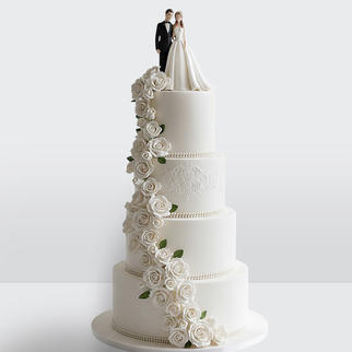 Торт с розами 4 яруса с фигурками жениха и невесты с романтичным декором и гармоничной композицией