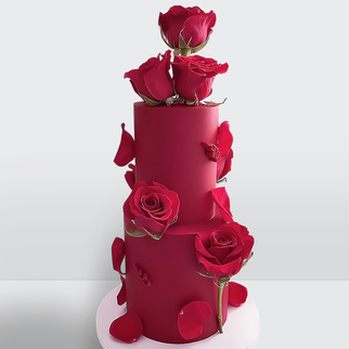Красный торт с красными розами с эффектным декором и насыщенной цветочной композицией