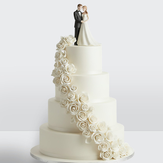 Торт с розами 4 яруса с фигурками жениха и невесты с романтичным декором и гармоничной композицией