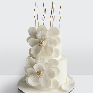 Торт с большими цветами и свечами огнями с эффектным декором и атмосферной композицией