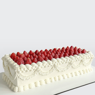 Итальянский торт ламбет квадратный с клубникой с изящным декором и выразительным оформлением в стиле ламбет