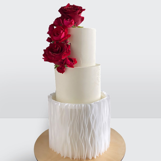 Торт с красными розами и драпировкой 3 яруса с эффектным декором и выразительной композицией
