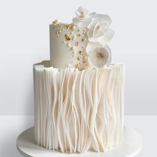 Торт с белыми цветами и драпировкой с нежным декором и плавными линиями оформления