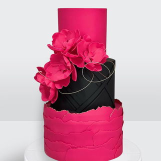 Торт с розовыми цветами розовый с черным 3 яруса с контрастным декором и стильной композицией