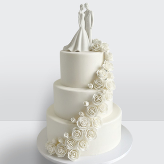 Торт с розами 4 яруса с фигурками жениха и невесты с романтичным декором и гармоничной композицией