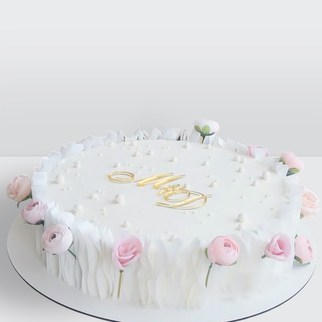 Торт круглый с цветами и драпировкой из рисовой бумаги с воздушным декором и плавными линиями оформления