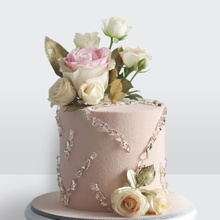 Торт с розами и кристаллами бежевый велюровый с изысканным декором и бархатной текстурой покрытия