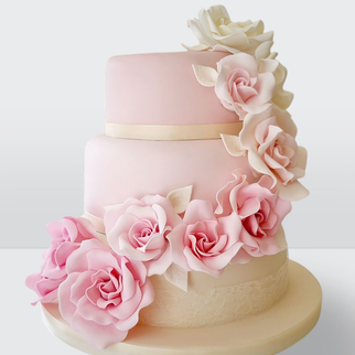 Торт с розами из мастики 3 яруса розовый с нежным декором и гармоничной цветочной композицией