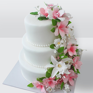 Торт с мастикой с лилиями и жемчужинами 3 яруса с изящным декором и утончённой композицией