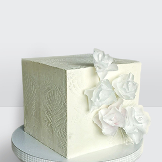 0 Свадебный торт с розами белый куб с элегантным декором и лаконичной геометрией формы